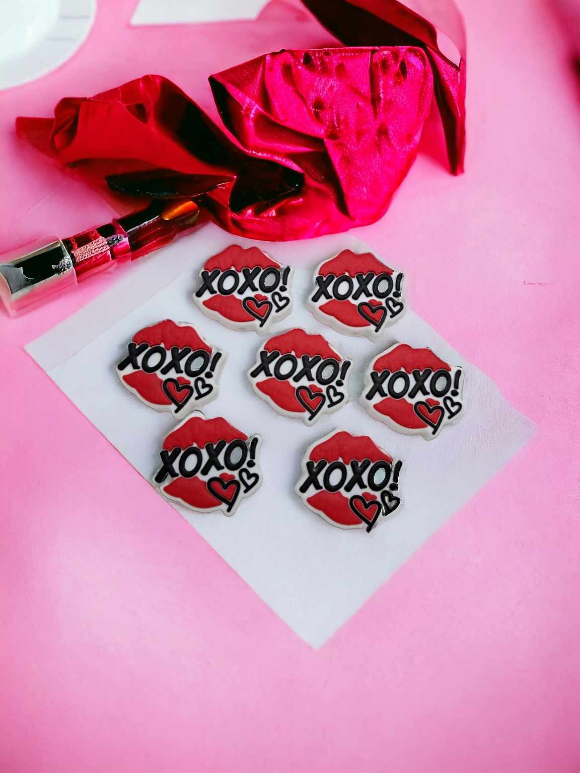 Red Lips with XOXO and Hearts in Black Silicone Focal Bead - 0596